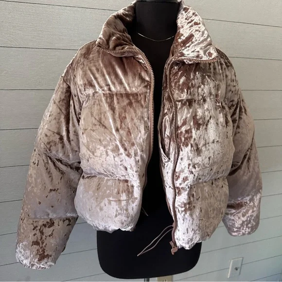 Fabletics NWT Wander Crushed Velour Cropped Puffer Jacket Large - Picture 4 of 6